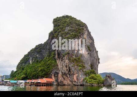 Koh Panyee o villaggio isola di Punyi è galleggiante Foto Stock