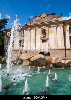 Piazza Szczepanski con fontana e Palazzo delle Arti di Cracovia, Polonia Foto Stock