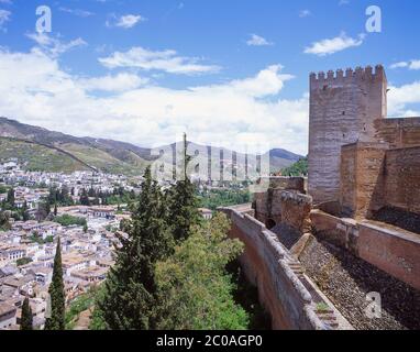 Vista della città vecchia da Palacio Nazaries, la Alhambra, Granada, Provincia di Granada, Andalusia, Spagna Foto Stock