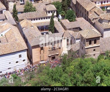 Sfilata di strada nella città vecchia vista da Palacio Nazaries, la Alhambra, Granada, Provincia di Granada, Andalusia, Spagna Foto Stock