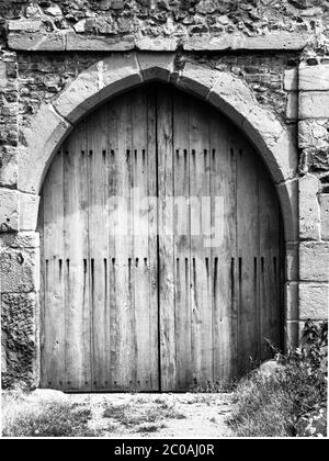 Antico cancello d'ingresso medievale in legno al castello. Immagine in bianco e nero. Foto Stock