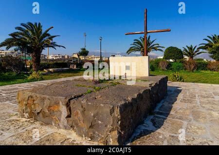 Heraklion, Creta / Grecia. La tomba del famoso scrittore e filosofo greco Nikos Kazantzakis sulla cima del vecchio muro di fortificazione veneziano Foto Stock