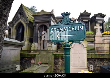 Un cartello di direzione in un cimitero, che dà la direzione di un crematorio per una cremazione funebre e un servizio funerario. Foto Stock