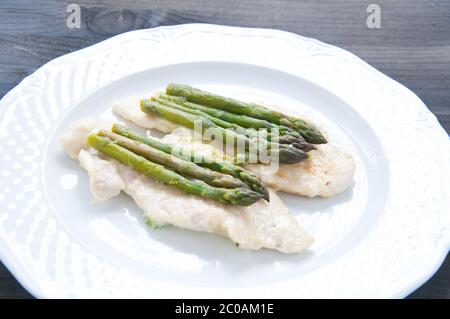 Costolette di vitello cotto nel burro con gli asparagi Foto Stock