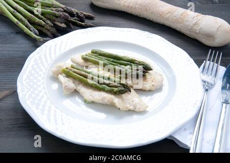 Costolette di vitello cotto nel burro con gli asparagi Foto Stock