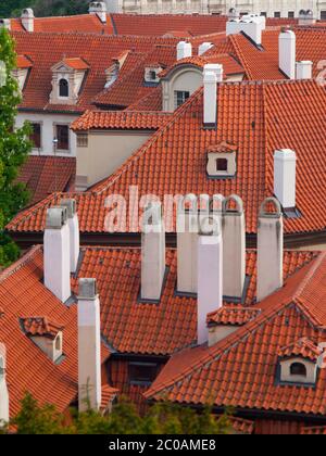 Tipici tetti rossi di Praga con camini bianchi Foto Stock