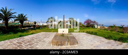 Heraklion, Creta / Grecia. Vista panoramica della tomba del famoso scrittore e filosofo Nikos Kazantzakis sulla cima delle fortificazioni veneziane Foto Stock