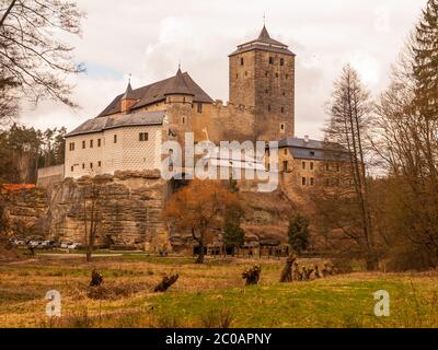 Castello medievale di Kost con grande torre di pietra, Repubblica Ceca Foto Stock