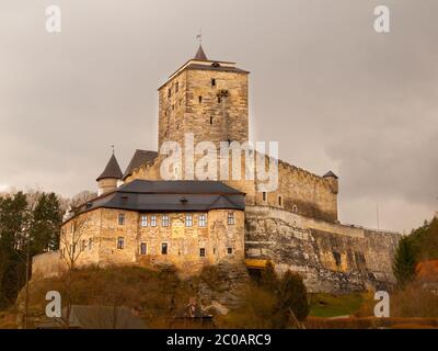 Castello medievale di Kost con grande torre di pietra, Repubblica Ceca Foto Stock