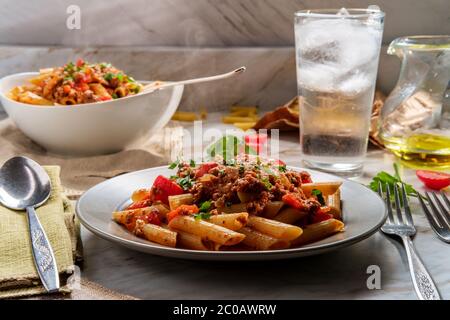 Autentica cena italiana penne ragu alla bolognese Foto Stock