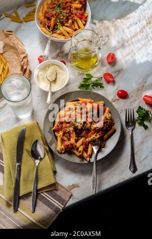 Autentica cena italiana penne ragu alla bolognese Foto Stock