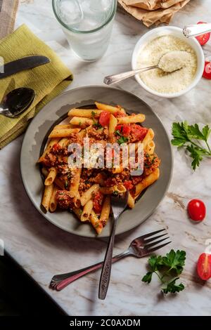 Autentica cena italiana penne ragu alla bolognese Foto Stock