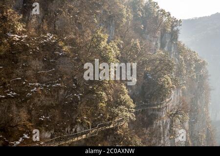 La passerella lungo Tianmenshan Tianmen Mountain Cina Foto Stock