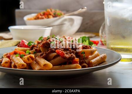 Autentica cena italiana penne ragu alla bolognese Foto Stock