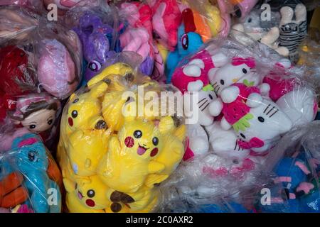 Primo piano su giocattoli caratteristici in un negozio nel quartiere vecchio. Foto Stock