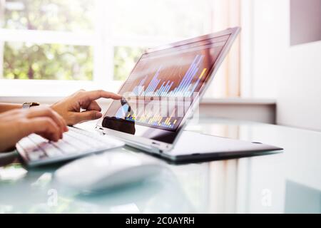 Analisi online delle attività aziendali e dashboard KPI su notebook Foto Stock