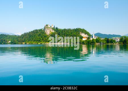 Castello di Bled sopra il lago di Bled nella soleggiata giornata estiva, Slovenia, Europa. Foto Stock