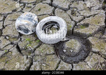 Pneumatico vecchio, fondo del serbatoio asciutto in tempo caldo, UK 2020 Foto Stock