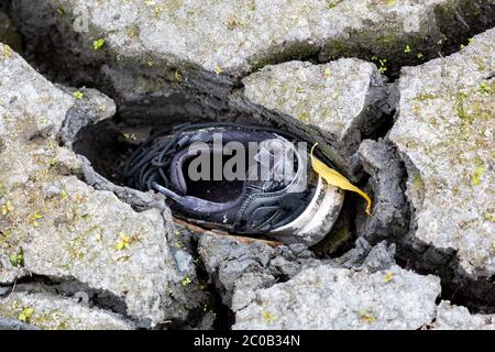 Scarpa bloccata nel fango, bacino idrico asciutto in tempo caldo, UK 2020 Foto Stock