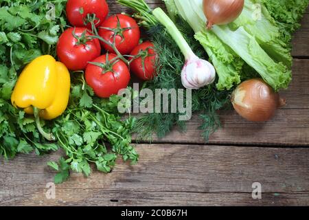 Verdure fresche: Pomodori, pepe, cipolle, aglio, coriandolo, finocchio e foglie di insalata Foto Stock