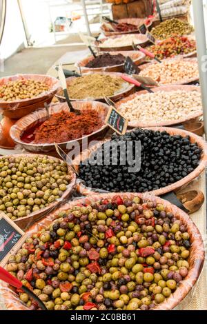 Olive in vendita sul mercato francese della Languedoc Francia Foto Stock