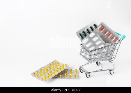 Carrello con molte pillole e droghe. Spazio libero per il testo. Foto di alta qualità Foto Stock