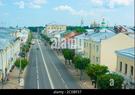 VLADIMIR, RUSSIA - 30 GIUGNO 2013: La città vecchia dalla cima della porta d'oro (Zolotye Vorota) con edifici storici in Bolshaya Moskovskaya Street e. Foto Stock