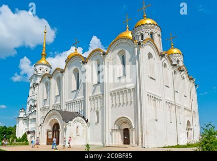 VLADIMIR, RUSSIA - 30 GIUGNO 2013: L'edificio in pietra bianca della Cattedrale di Dormizione è decorato con archi, belle colonne scolpite, sculture di pareti e g. Foto Stock