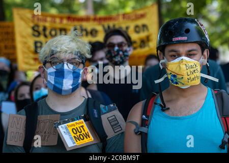 I marchers per 'B mancanza di vite materia ' a Chicago hanno cominciato con un rally enorme a Union Park sul lato vicino ovest prima di dirigersi a nord su Ashland Avenue e poi ad ovest su Division Street. Le stime della folla generalmente pacifica variavano da 20,000 a 30,000 dimostranti. Il rally e la marcia sono stati organizzati in quattro giorni dal gruppo 'Activate:Chi', in seguito all'uccisione di George Floyd da parte della polizia di Minneapolis. La gente qui era nella folla al parco. Foto Stock