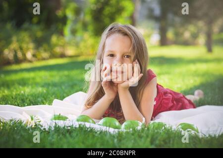 Divertente bambina con mele verdi Foto Stock