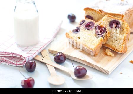 Plum cake con ciliegie , il burro e il latte Foto Stock