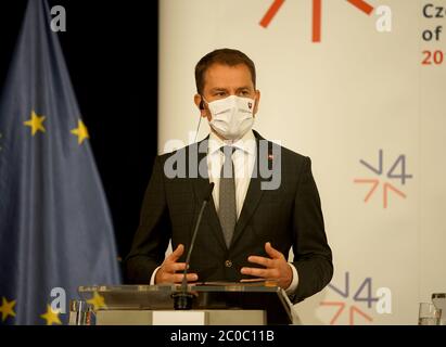 Lednice, Repubblica Ceca. 11 Giugno 2020. Il primo ministro slovacco Igor Matovic interviene ad una conferenza stampa congiunta a Lednice, nella Repubblica ceca, il 11 giugno 2020. Giovedì il primo ministro del gruppo Visegrad (V4), composto da Repubblica ceca, Polonia, Ungheria e Slovacchia, ha chiesto una distribuzione "equa" del fondo di recupero dell'Unione europea (UE). Credit: Dana Kesnerova/Xinhua/Alamy Live News Foto Stock