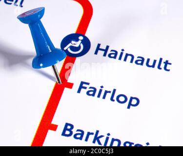 Londra, UK - 10 giugno 2020: Un segnapavololo che indica la posizione della stazione di Fairlop su una mappa della metropolitana di Londra Foto Stock