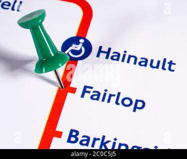 Londra, UK - 10 giugno 2020: Un segnapavololo che indica la posizione della stazione di Fairlop su una mappa della metropolitana di Londra Foto Stock