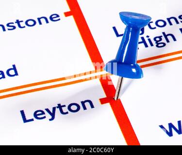 Londra, UK - 10 giugno 2020: Un segnapatolo della mappa che indica la posizione della stazione di Leyton sulla mappa della metropolitana di Londra. Foto Stock