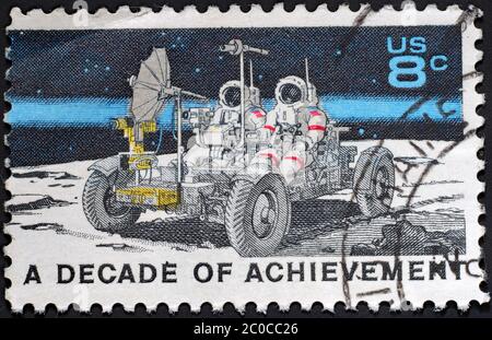 WASHINGTON - CIRCA 1979: Francobollo americano che mostra astronauti sul veicolo di esplorazione Lunar Rover Foto Stock