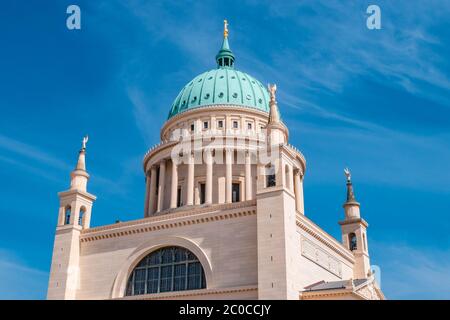 Chiesa di San Nicola a Potsdam al cielo blu, Germania Foto Stock