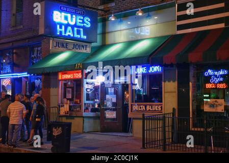 Memphis, TN, USA - 24 settembre 2019: La gente si riunisce fuori della Blues Hall e Juke comune che offre bevande per andare sulla famosa Beale Street. Foto Stock