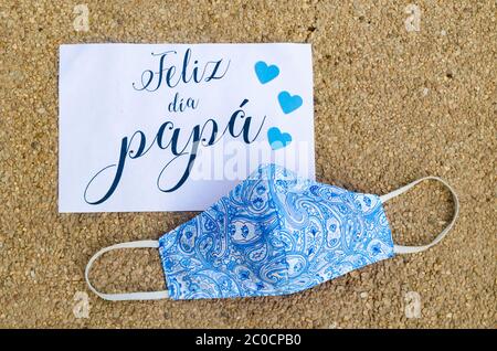 Biglietto d'auguri per il giorno del Padre felice e maschera protettiva decorata con baffi neri. Concetto del giorno del Padre nel contesto del coronavirus Foto Stock