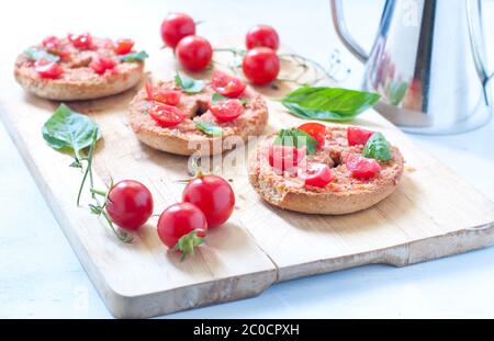 Friselle , tipico italiano la bruschetta con il mais , pomodoro e basilico Foto Stock