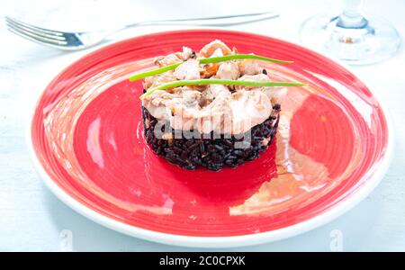 Il riso nero con crema di salmone e prezzemolo Foto Stock