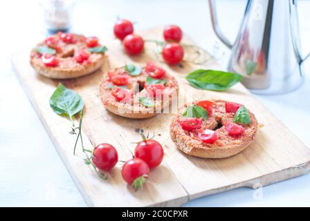 Friselle , tipico italiano la bruschetta con il mais , pomodoro e basilico Foto Stock