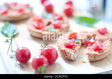 Friselle , tipico italiano la bruschetta con il mais , pomodoro e basilico Foto Stock