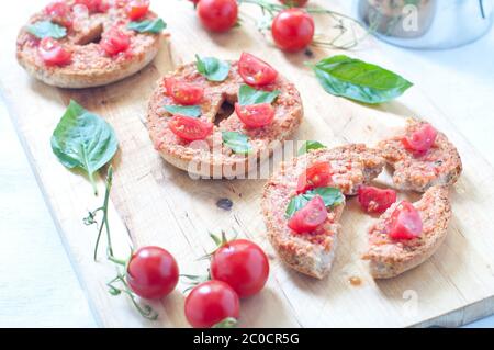 Friselle , tipico italiano la bruschetta con il mais , pomodoro e basilico Foto Stock