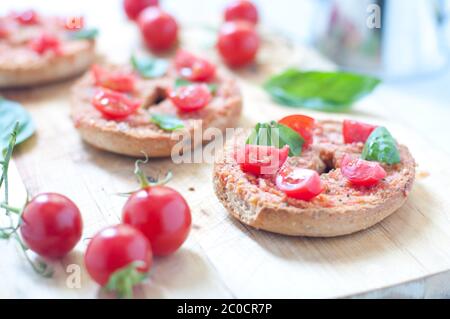 Friselle , tipico italiano la bruschetta con il mais , pomodoro e basilico Foto Stock