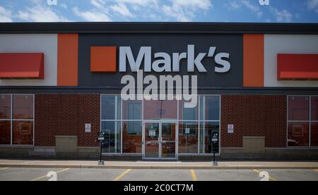 La facciata dell'ingresso anteriore del negozio di abbigliamento Wearhouse Work di Mark's Store non ha parcheggiato auto all'esterno e non ha clienti a causa della pandemia di Covid-19. Canada. Foto Stock