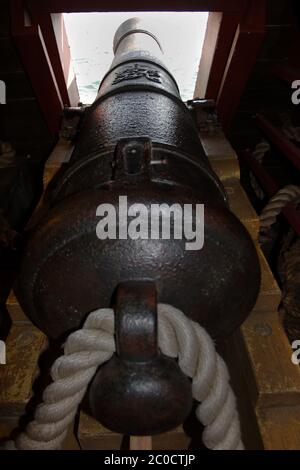 Vecchio cannone in una nave di legno, vista Breech con il porto delle armi aperto (apertura scafo) Foto Stock