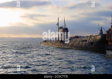 Sovietico (esercito rosso) sottomarino russo ancorato ad un molo, al tramonto Foto Stock