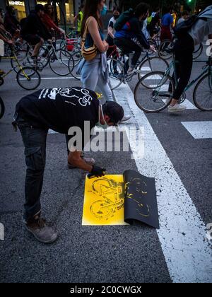 Barcellona, ​​Catalonia, Spagna. 11 Giugno 2020. Centinaia di persone hanno dimostrato questo giovedì sera nel centro di Barcellona di richiedere una drastica riduzione dei veicoli privati e più spazio per pedoni e ciclisti. La piattaforma ‘Let's Get our city back’ vuole che le amministrazioni sfruttino l'esperienza del confinamento per accelerare la promozione dei trasporti pubblici e non inquinanti, nonché lo spazio per gli escursionisti. Dicono che ridurre l'inquinamento migliorerà la salute dei cittadini. Credit: ©Dani Codina/ Alamy Live News Foto Stock