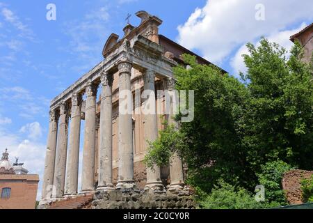 Tempio di Antonino e Faustina nel Foro Romano Foto Stock